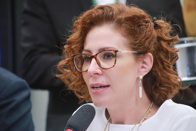 Condenada pelo STF, Carla Zambelli anuncia que deixou o Brasil