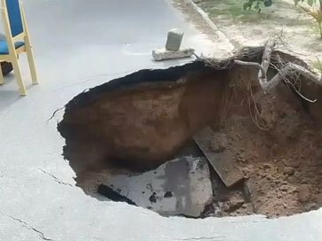 Cratera se abre e assusta moradores no bairro da Jatiúca, em Maceió