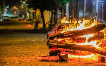Associação alerta sobre riscos de incêndio e curto-circuito com fogueiras e balões