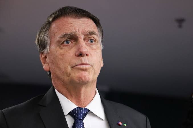 Exames de Bolsonaro sugerem quadro de pneumonia viral, diz médico