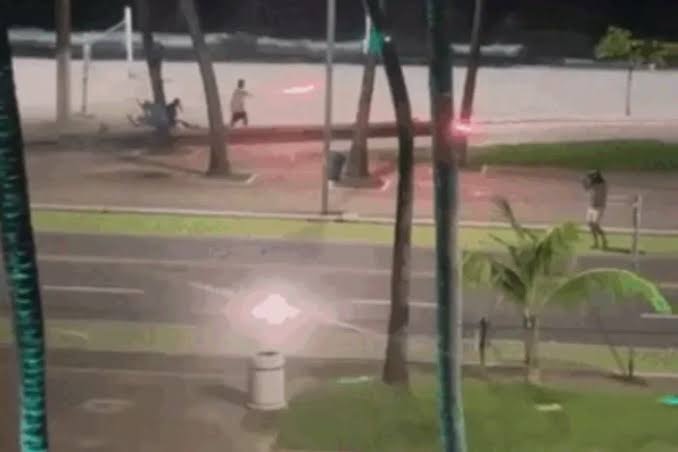 Imagens de uma “guerra de rojões” na orla da Ponta Verde, em Maceió (AL), começaram a circular nas redes sociais nesta segunda-feira (23/6), causando preocupação entre moradores e turistas que estavam na região.