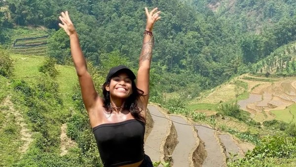 Corpo de brasileira morta em vulcão na Indonésia é içado e levado até base