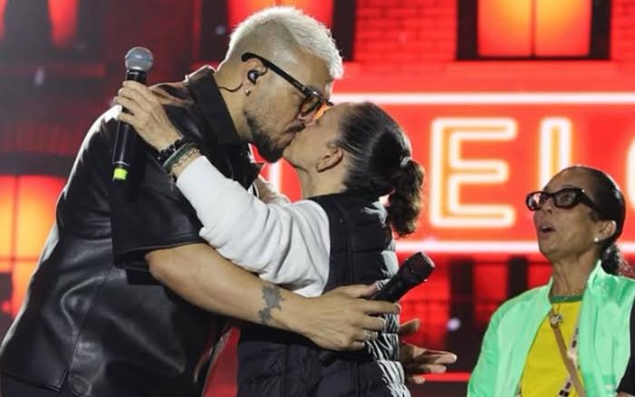 A prefeita de Conceição do Jacuípe, Tânia Yoshida (PSD) (@taniayoshidaoficial), causou alvoroço ao beijar o cantor Belo (@belo)