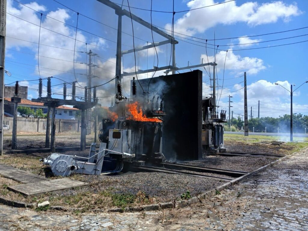 Explosão em subestação provoca queda de energia no Campus do Pici da UFC; veja vídeo