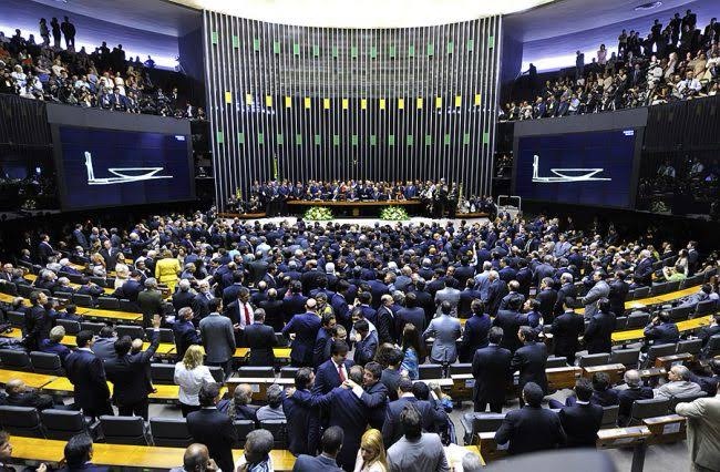 Câmara impõe derrota ao governo e derruba aumento do IOF por 383 votos a 98