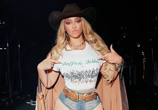 BEYONCÉ PASSA POR SUSTO EM SHOW APÓS PANE EM CENÁRIO AÉREO; VEJA VÍDEO DO MOMENTO