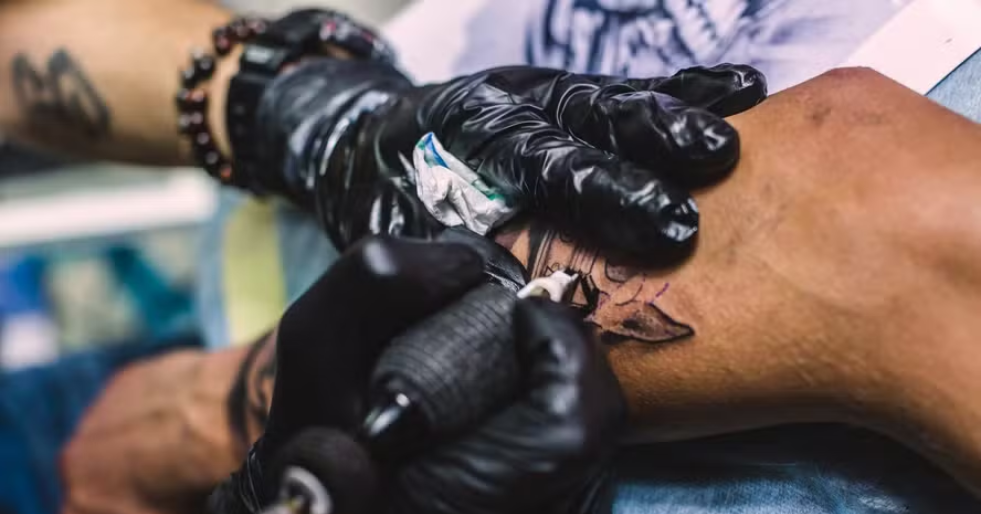 CFM proíbe anestesia para tatuagens e reforça compromisso com segurança do paciente