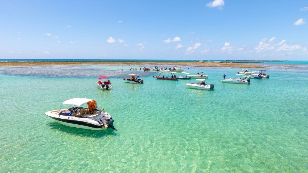 Várias embarcações turísticas que operam nas praias de Maragogi são multadas por fiscais do ICMBio
