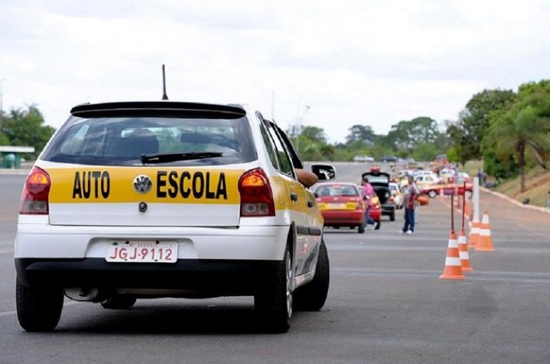 Governo quer acabar com a obrigatoriedade de autoescolas para tirar a CNH
