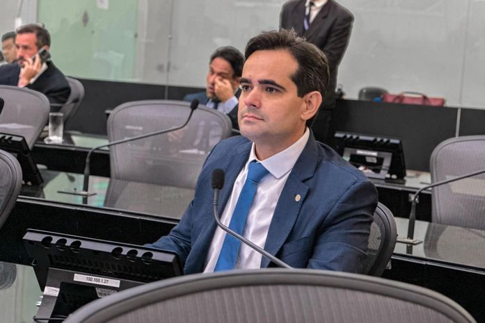 Sob o olhar de Marcelo Victor, Lelo Maia se posta entre Luciano Amaral e João Caldas