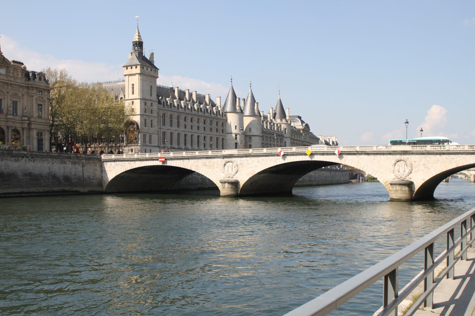 Paris volta a permitir banho no rio Sena depois de 100 anos