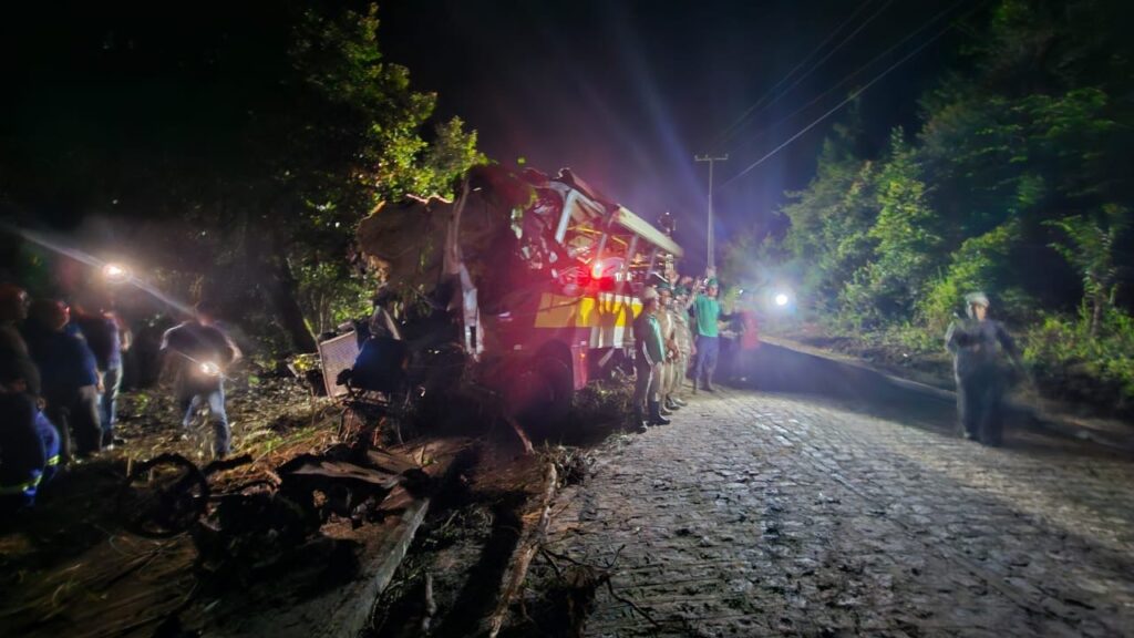 CONCLUÍDA OPERAÇÃO DE RETIRADA DE ÔNIBUS QUE CAIU NA SERRA DA BARRIGA EM ALAGOAS