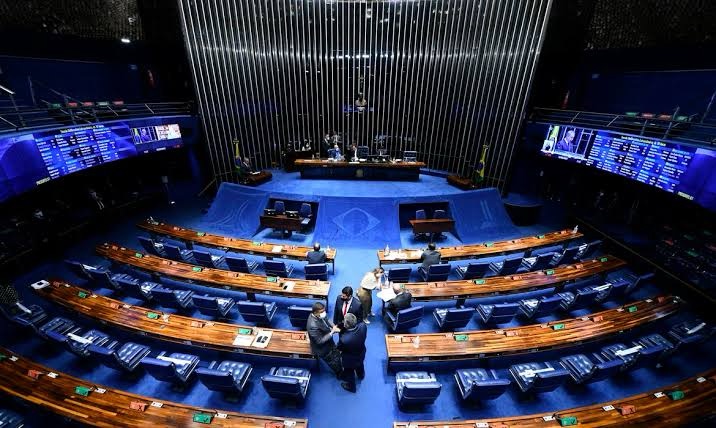 Senadores do PT e do MDB usaram dinheiro público para bancar vinhos, drinks e cerveja