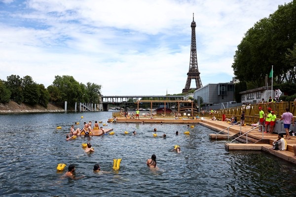 Banhistas voltam ao rio Sena, em Paris, após 100 anos de interdição por águas poluídas