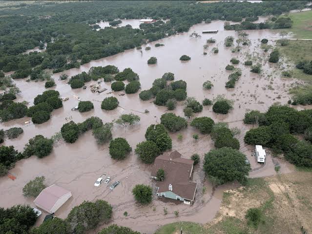 Uma das maiores enchentes do Texas em décadas pegou os EUA de surpresa.