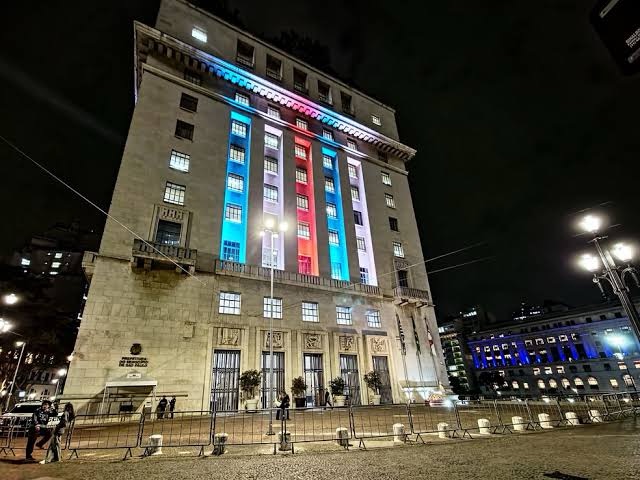 Prefeitura de SP ilumina sede em azul, branco e vermelho; vereadora pede explicação