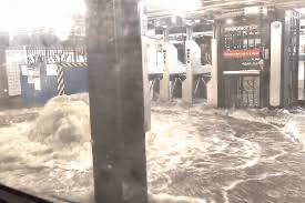 Enchente invade estação de metrô em Nova York e forma ‘gêiser’ de água