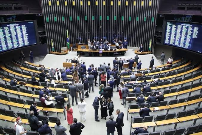 Câmara aprova PEC que altera prazo para municípios pagarem precatórios