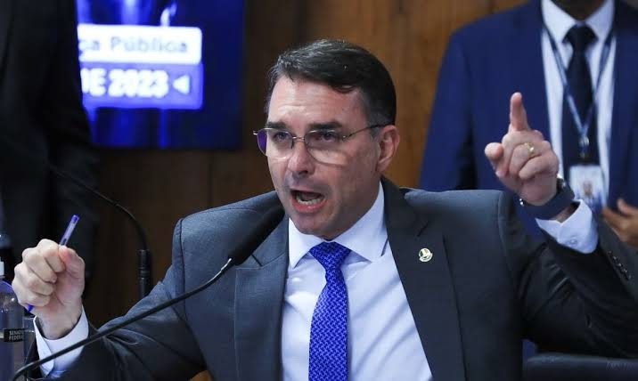 Após operação contra o pai, Flávio pede que Trump suspenda tarifaço