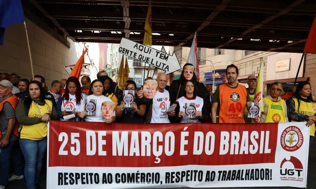 Em protesto contra Trump, manifestantes fecham a Rua 25 de Março, em SP