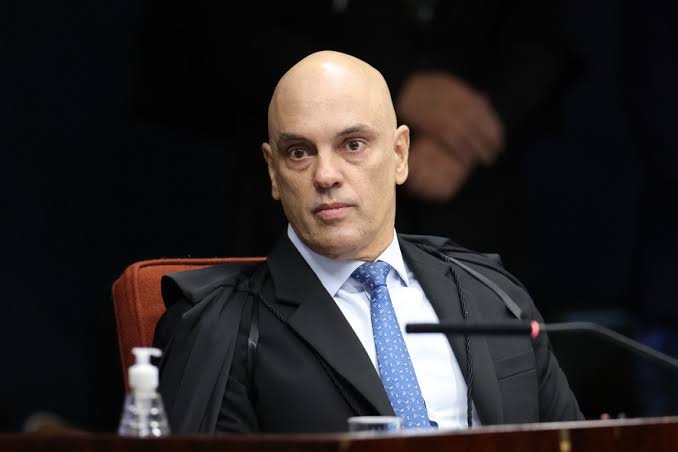 Moraes dá 24h para defesa de Bolsonaro explicar posts em redes e alerta sobre prisão