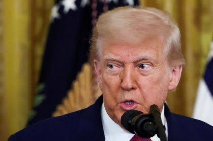 Desemprego sobe nos EUA e Trump demite responsável por divulgar os dados
