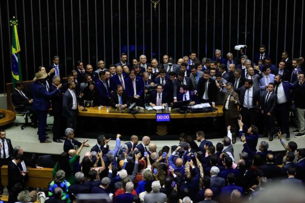Hugo Motta marca sessão para 12h desta quinta, após retomar cadeira da Câmara com dificuldade