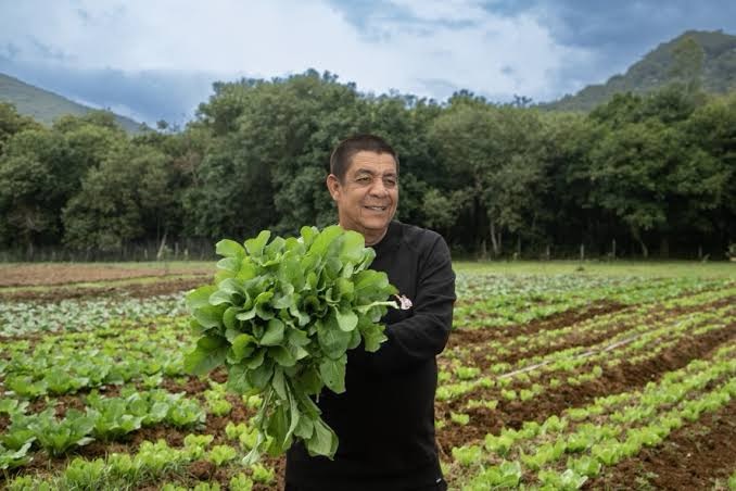 Zeca Pagodinho cede terreno em Xerém para horta que vai produzir alimentos para quem tem fome