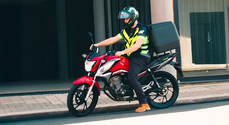 MOTOBOY É BALEADO POR CRIMINOSO QUE QUERIA ENTREGA NA PORTA DO APARTAMENTO