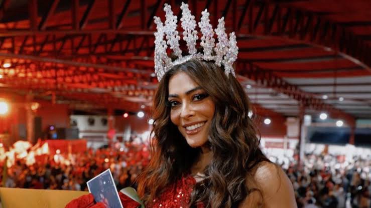 Após 17 anos, Juliana Paes é coroada novamente como rainha de bateria da Viradouro