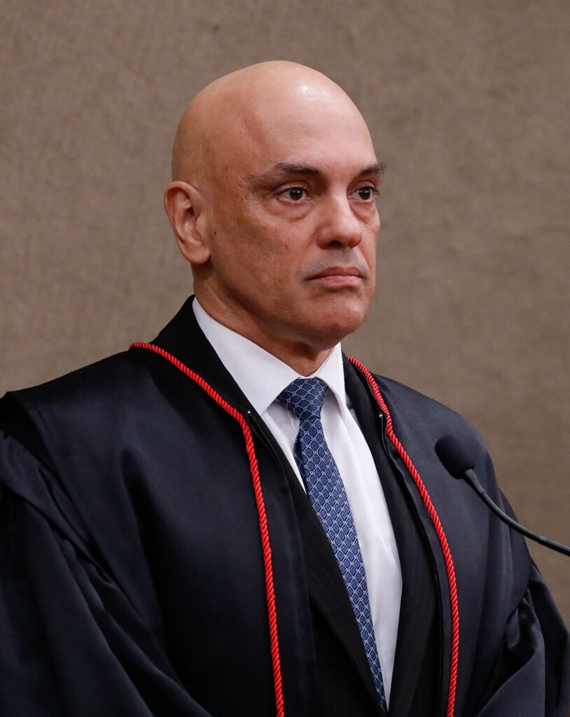 Moraes manda apreender passaporte do pastor Silas Malafaia