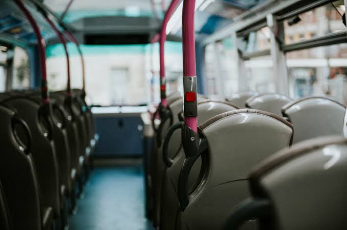 ESTUDANTES DO PROGRAMA “CAMINHO DA UNIVERSIDADE” VOLTAM A RELATAR SUPERLOTAÇÃO E ÔNIBUS EM PÉSSIMO ESTADO EM PALMEIRA DOS ÍNDIOS