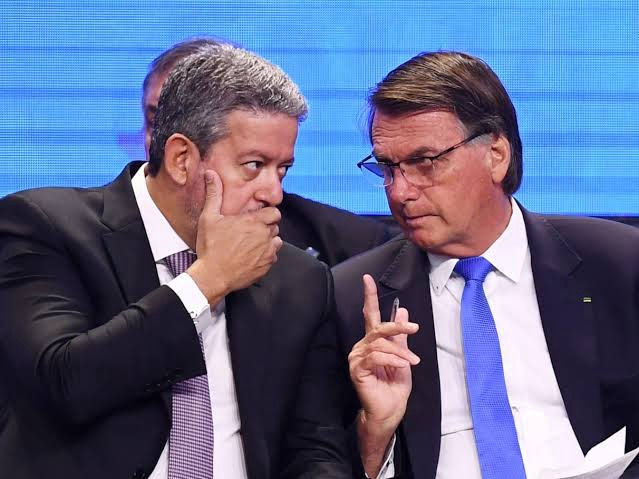 MORAES AUTORIZA VISITA DE ARTHUR LIRA A BOLSONARO EM PRISÃO DOMICILIAR