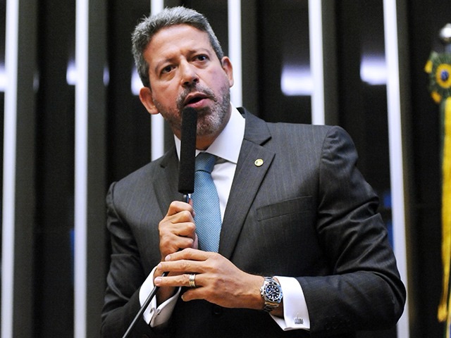 Arthur Lira reforça laços com Bolsonaro e acena com anistia a golpistas