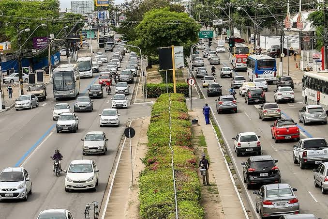 Sete carros se envolveram em um acidente na Avenida Fernandes Lima, no bairro do Farol, na noite desse sábado (7). O caso foi registrado próximo ao Сера