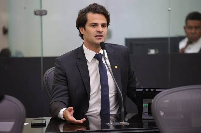PAI DE DEPUTADO MINIMIZA ACIDENTE GRAVE E HISTÓRICO DA FAMÍLIA ALBUQUERQUE VOLTA AO FOCO: “FOGUETE NUNCA DEU RÉ”