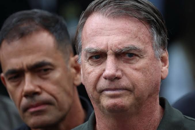 Sobe para 76% parcela de brasileiros que acham que Bolsonaro deveria desistir de candidatura