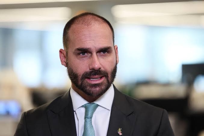 Motta barra Eduardo Bolsonaro como líder e abre caminho para cassação por faltas