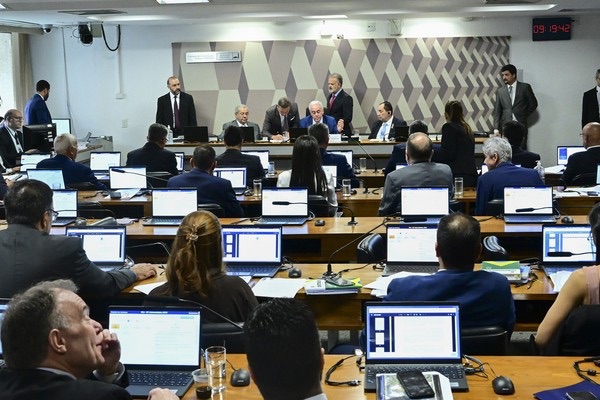 Em votação unânime, CCJ do Senado rejeita a PEC da Blindagem