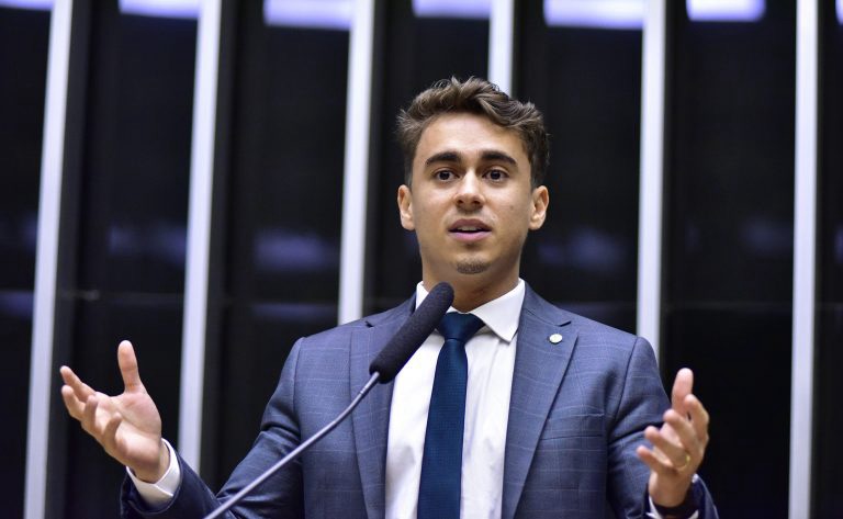 Governador ou deputado? Nikolas Ferreira deixa enquete para seguidores