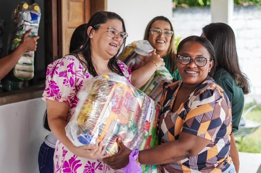 Famílias de Messias recebem cestas básicas pelo programa “Quem Tem Fome, Tem Pressa!”