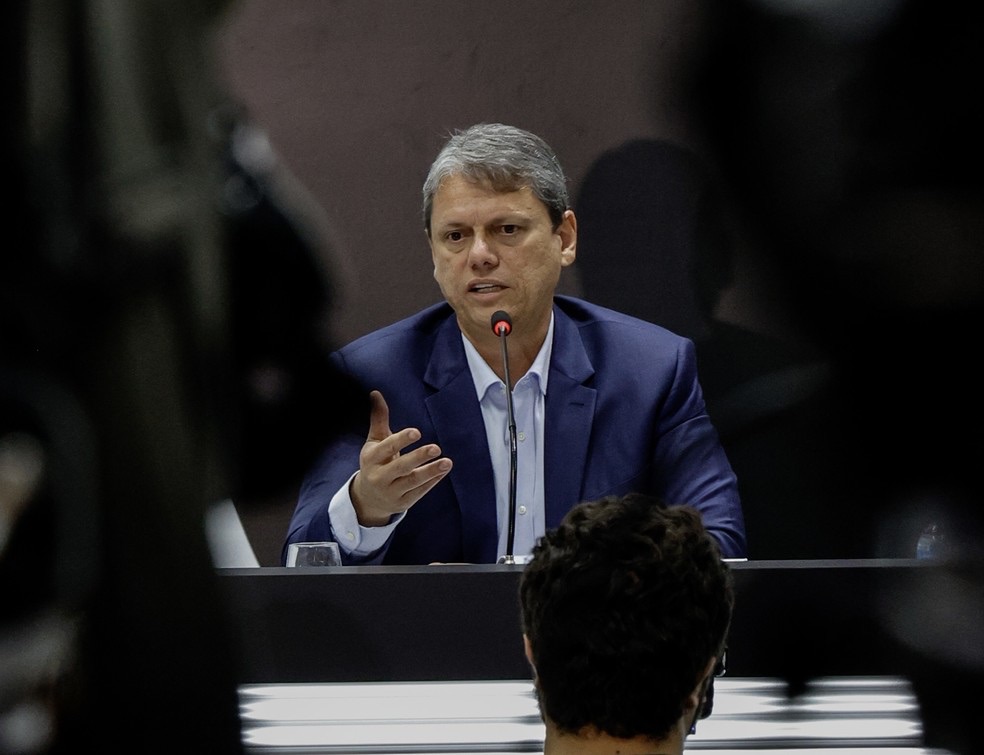 Tarcísio diz que errou em “brincadeira” sobre Coca-Cola durante coletiva