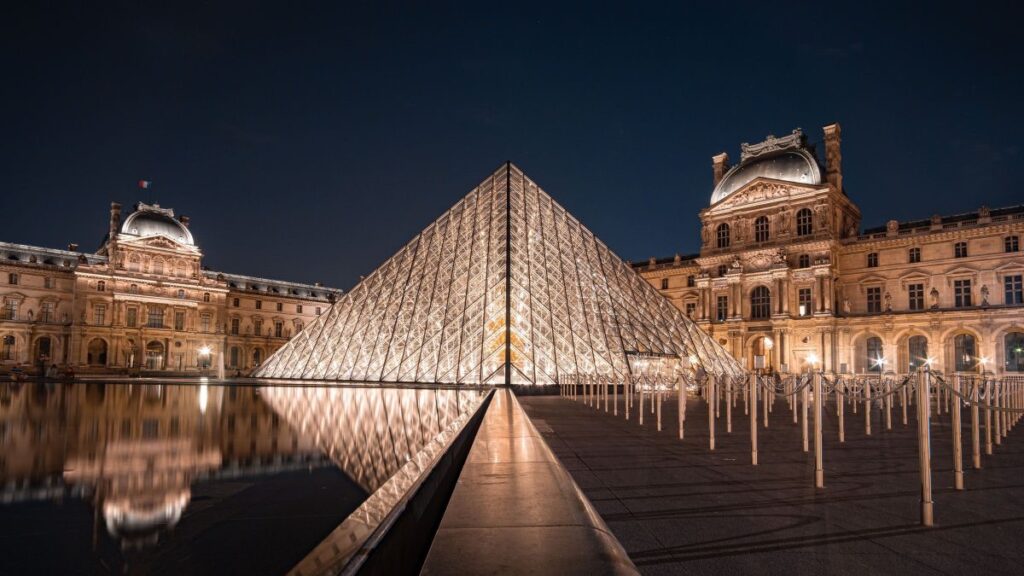 Louvre é fechado para visitações após roubo de joias de “valor inestimável” da coleção de Napoleão