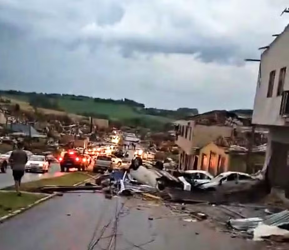 TORNADO DESTRÓI CIDADE NO PARANÁ, DEIXA 5 MORTOS E DEZENAS DE FERIDOS