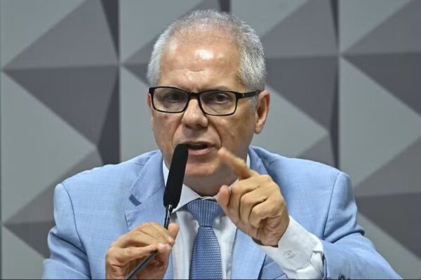 Ex-presidente do INSS no governo Lula é preso em / operação da Polícia Federal
