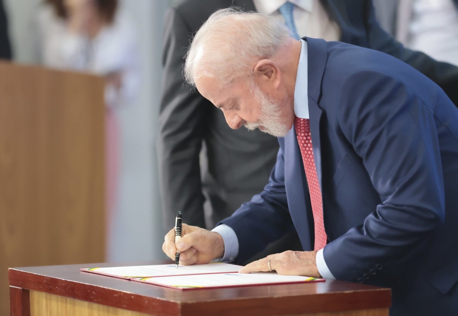 ‘Todes’, ‘elu’: Lula sanciona lei que proíbe linguagem neutra nos governos
