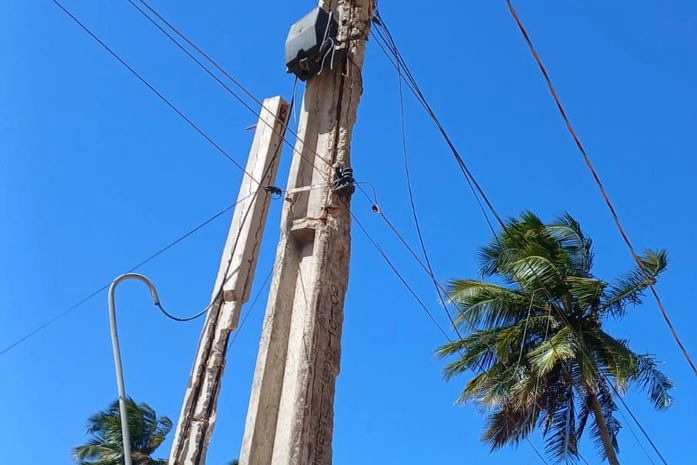 Falta de energia e estrutura precária de postes de iluminação pública revoltam moradores e veranistas do Miaí de Baixo, em Coruripe