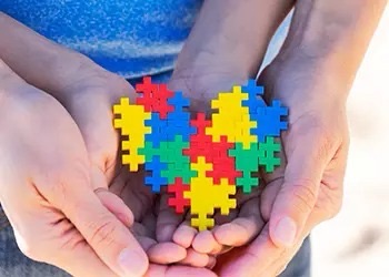 Defensoria Pública entra com ACP contra planos de saúde para combater cobrança abusiva de coparticipação em pacientes com autismo
