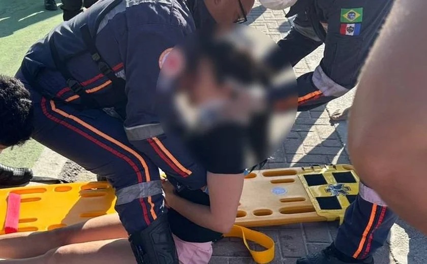 Carro invade faixa verde e atropela mulher na orla de Ponta Verde