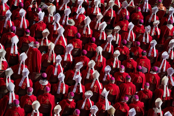 Comissão do Vaticano proíbe mulheres de se tornarem diáconas